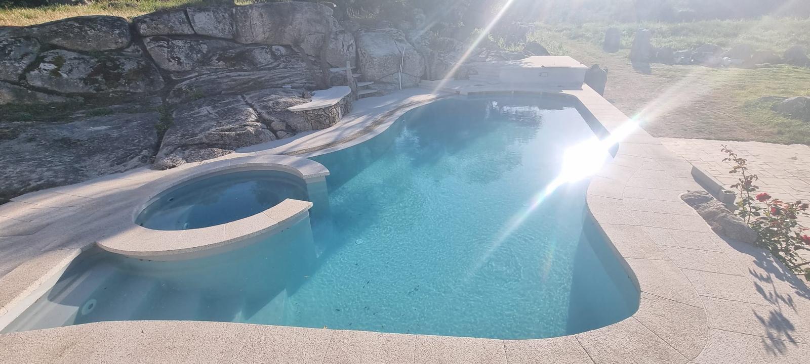 Piscina con vasca idromassaggio integrata